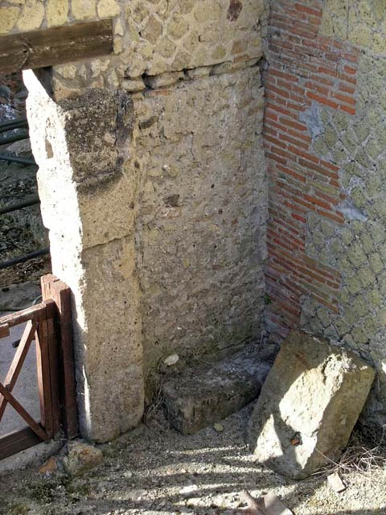 VI.25, Herculaneum. May 2004.
Looking towards north-west corner with remains of base of stairs to upper floor.
Photo courtesy of Nicolas Monteix.